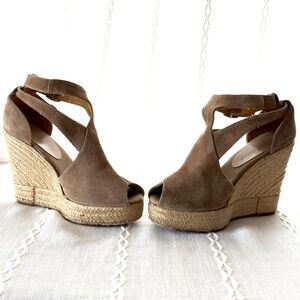 Bettye Muller Women’s Tan Suede Wedge Platform /Espadrille Shoes Size 9.